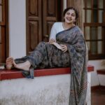 Noorin Shereef Instagram - Saree + Smile = you melt🦋🍂 Wearing @klumbyprajinajaanaki Photo @arun_sathyan_n Styling @ashi_ashz