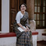 Noorin Shereef Instagram - Saree + Smile = you melt🦋🍂 Wearing @klumbyprajinajaanaki Photo @arun_sathyan_n Styling @ashi_ashz