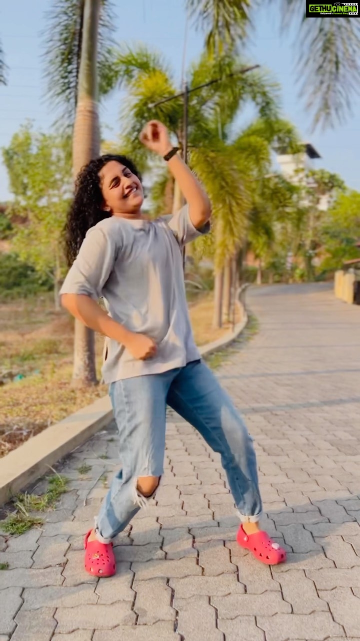 Noorin Shereef Instagram - Hope you all are having a happy and vibrant Sunday just like this Part of “ Ranjithamee” ♥️♥️ #reelitwithnoorin #reels #reelsinstagram #instalike #instadaily #instagood #instagram #reelitfeelit