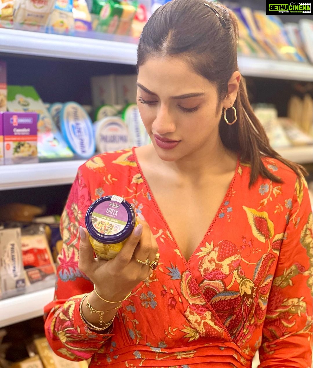 Nusrat Jahan Instagram - Planning dinner… What’s ur Sunday night plan???