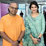 Nusrat Jahan Instagram - “ speaking less and doing more, is the art of daring , caring & sharing “ ~ 𝓖𝓪𝓾𝓻 𝓖𝓸𝓹𝓪𝓵 𝓓𝓪𝓼 With the man himself @gaurgopaldas Feeling blessed ☺️ Thank u @yashdasgupta for the lovely pic