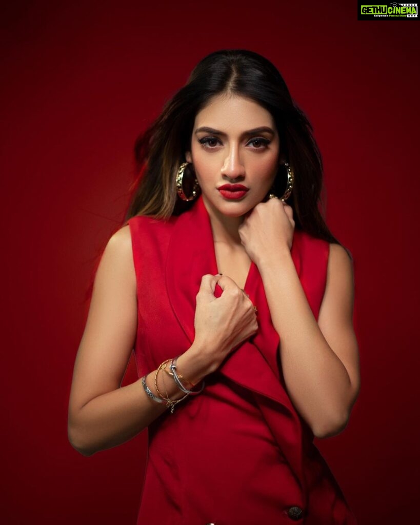 Nusrat Jahan Instagram - Can’t get over Red..!!! #colouroflove #red #ootd #monday #instapic #instafashion