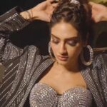 Nusrat Jahan Instagram - Glitz , glamour , dance and Filmfare 💃 #FilmfareBangla @filmfare . . Team Styling @kiara_sen111 Mkup #Boom Hair @simaghosh4222 Video @rehan_chakraborty_official Edit @basuoindrila29 Managed @avi_shake__