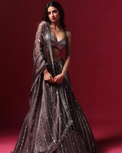 Palak Tiwari Instagram - 🪐

@sjframes 
@makeupnhairbyankita 
@rahul_sharma221 
@stylingbyvictor @sohail__mughal___
 @vvanivats 
@aquamarine_jewellery 
Assisted by @styleby_antara 
Styling intern @janvijain123