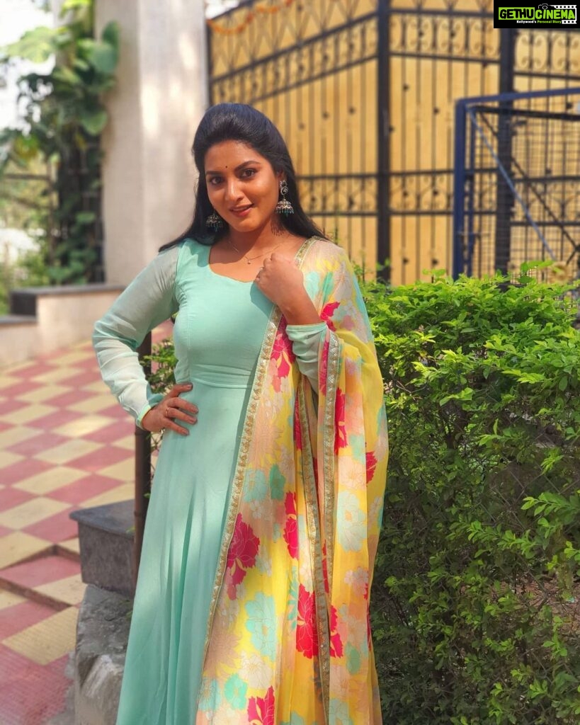 Pallavi Ramisetty Instagram - Wearing this beautiful outfit for 'Etv Lucky Chance' @ethnicdesigners8 #gameshow #etv #attarintikidarediteam #happysunday #december