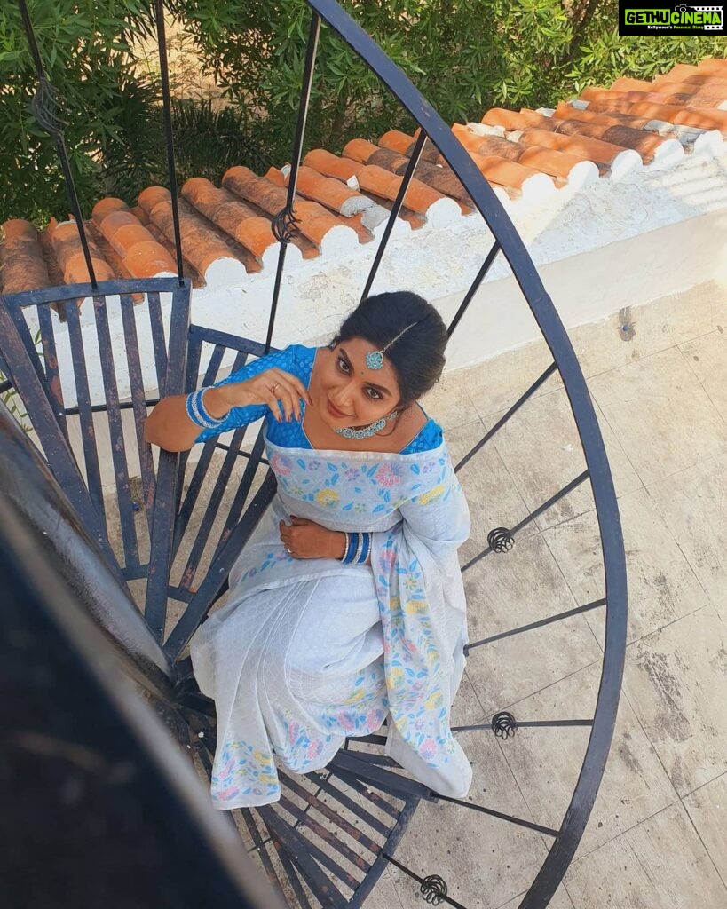 Pallavi Ramisetty Instagram - LAUGH LIKE A BABY , LIVE LIKE A QUEEN Saree @lalitha3906 📸 @ku.mari2750 #happyweekend #sunday #sarelove #💙 #pallaviramisettyofficial