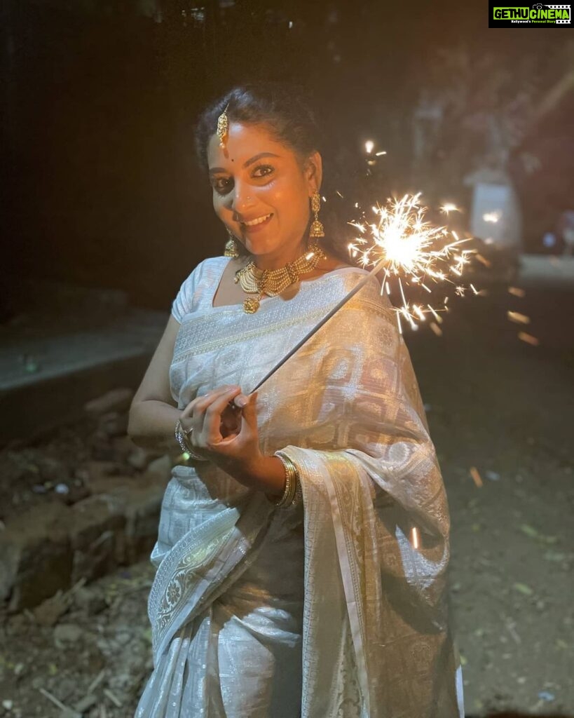 Pallavi Ramisetty Instagram - Happy diwali 🪔let's celebrate and spread 🌟sparkles of pure joy.. ✨lights of positivity.... 💥Blast of heart full smiles... #diwali #indianfestival #fesitivevibes #lights #positivity #peace #pallaviramisettyofficial
