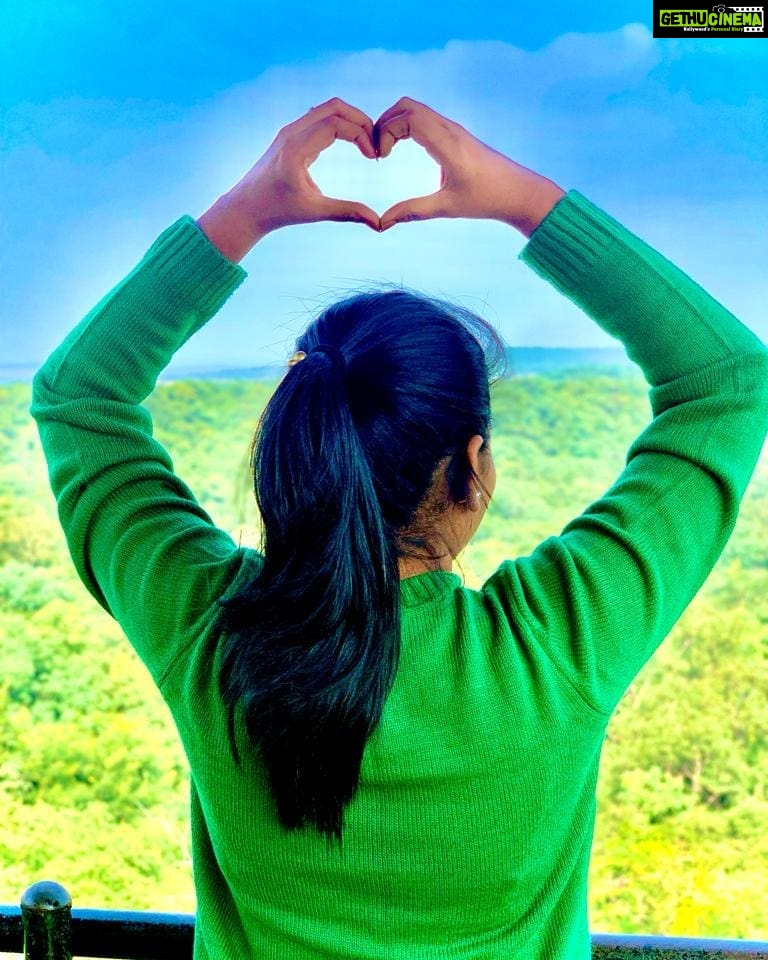 Pallavi Ramisetty Instagram - Nature lover 💚 📸@dileepkumar.1988 ❤ #vikarabaddairies #greens #nature #weekendtrip #spreadlove love #positivity #pallaviramisettyofficial Ananthagiri Hills