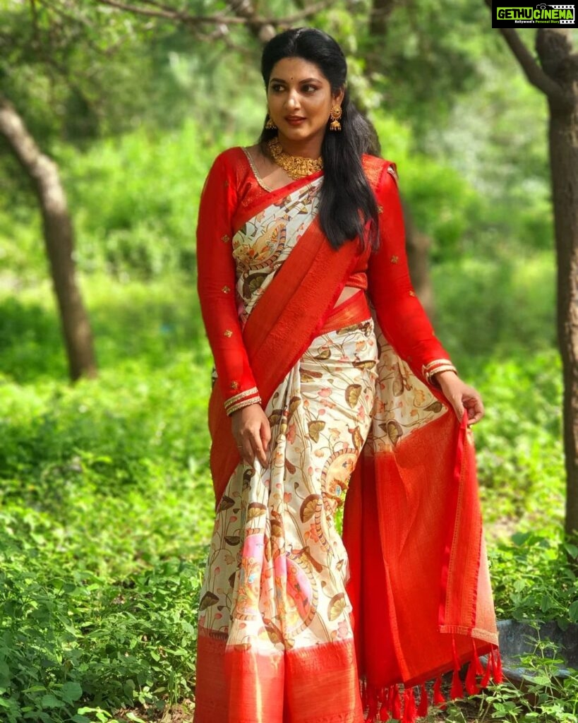 Pallavi Ramisetty Instagram - ❤ Saree @anvitha_collections Jewellery @blackbirdcollections Clicked by @ku.mari2750 #shootdairies #attarintikidaredi #etv #krishnaveni #sareelove #nature #instagood