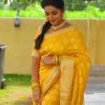 Pallavi Ramisetty Instagram - In My favorite yellow 💛 Neck set @akshithaatrendz thankq for beautiful set Jumkhas @houseof_aabharnas Hairstyle by @itz.me_siddhu #attarintikidaredi #krishnaveni #shootmode #speardlove #begood #pallaviramisettyofficial
