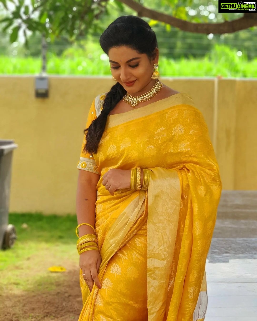 Pallavi Ramisetty Instagram - In My favorite yellow π Neck set @akshithaatrendz thankq for beautiful set Jumkhas @houseof_aabharnas Hairstyle by @itz.me_siddhu #attarintikidaredi #krishnaveni #shootmode #speardlove #begood #pallaviramisettyofficial