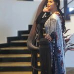 Pallavi Ramisetty Instagram - Don't be afraid to sparkle 🌟 Saree @lalitha3906 Blouse @takshitha_couture_ #modaymood #shootday #attarintikidaredi #instagram #bekind #begood
