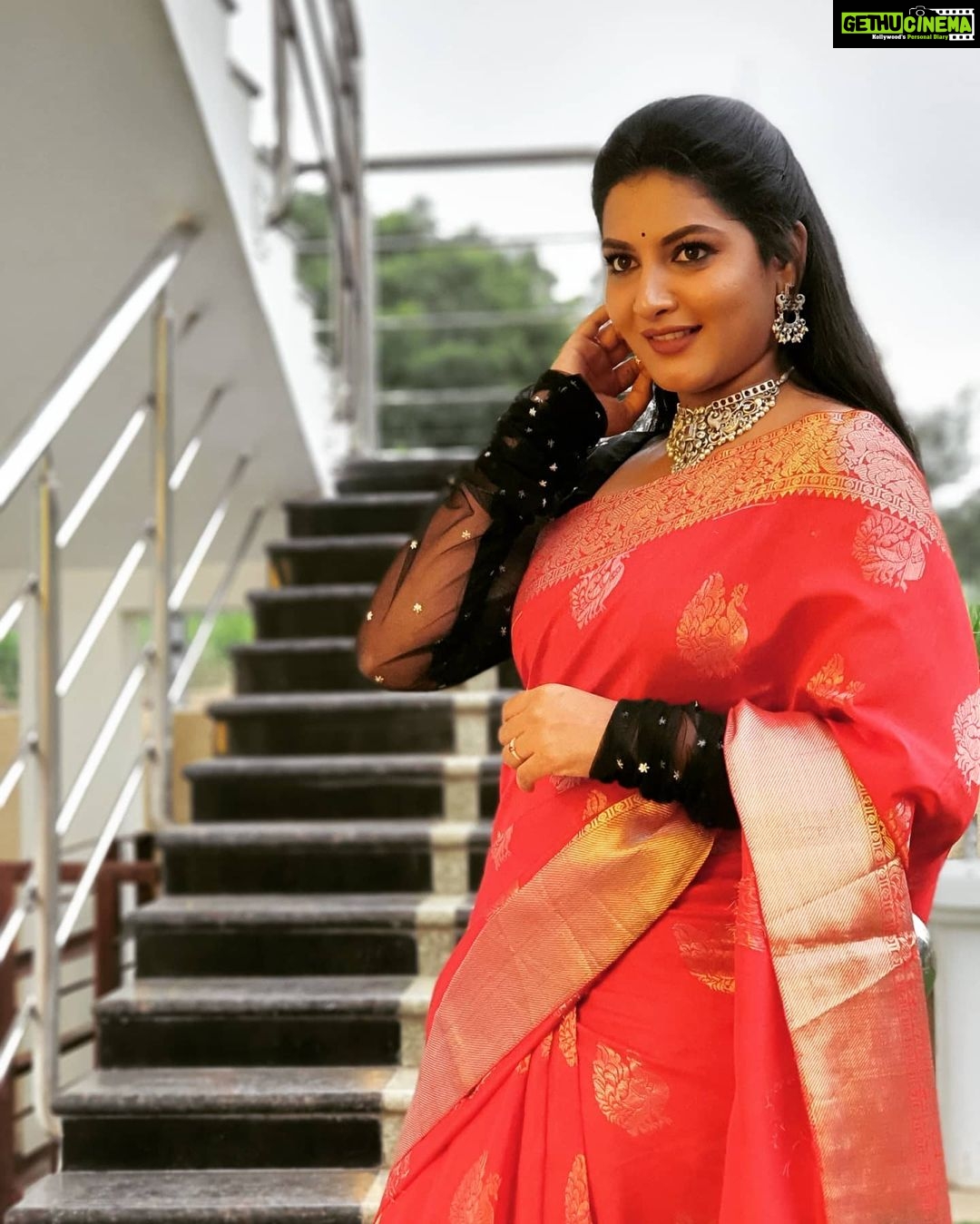 Pallavi Ramisetty Instagram - Let ur attitude attract someone , becz beauty is not a lifetime asset . Jewellery set @adc_fashions #attarintikidaredi #krishnaveni #sareelove #beatifulclimate #spreadlove #instagram #pallaviramisettyofficial