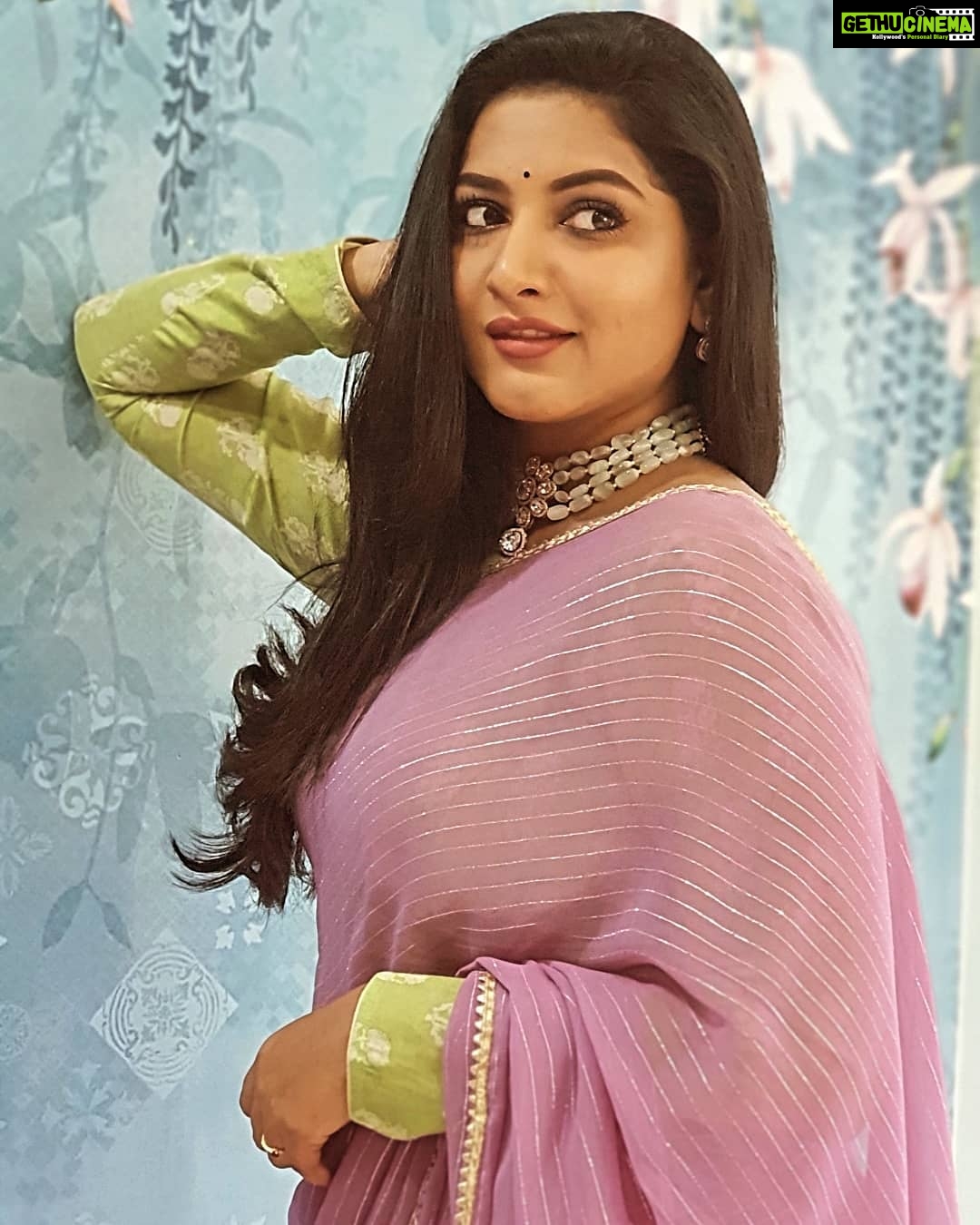 Pallavi Ramisetty Instagram - 🌸 Saree @takshitha_couture_ Jewellery @suha_s_jewels 😊 . . . . . . . . . #helloinsta #shootmode #attarintikidaredi #newlook #krishnaveni #sareelove #jewellery #love #positivity #peace #bekind #begood #spreadlove #instadaily #instagood #pallaviramisettyofficial #takshithacourture #suhasjewls