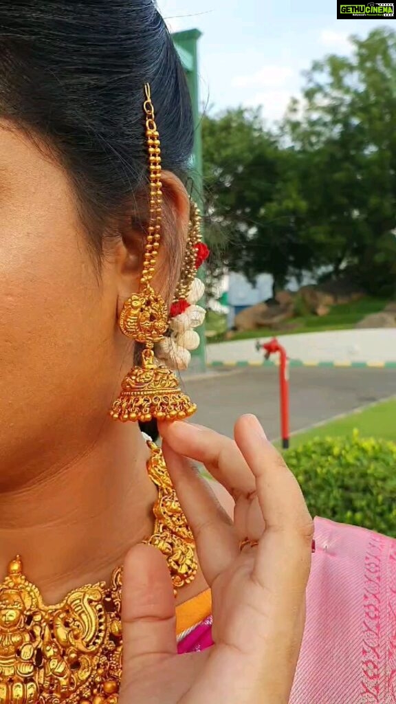 Pallavi Ramisetty Instagram - 😊 beautiful song Saree: @narsinghindia Jewellery: @jewelleryforher3 Makeup: by me 😊 Hair: @thorlikondamahesh