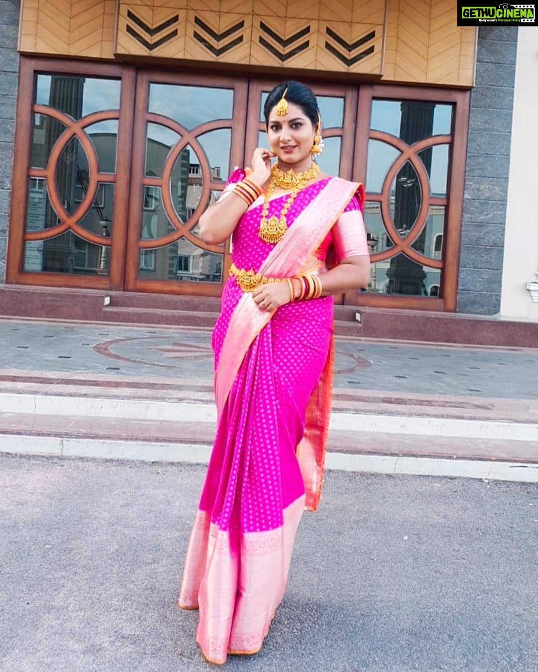 Pallavi Ramisetty Instagram - π΅π πππ
πππ π
ππππ πππ πππππππ ππππ
πππππππ ππππ π π±ππππππππ: @jewelleryforher3 πΊππππ: @narsinghindia #attarintikidaredi #shoot #etv #krishnaveni #marriage #sareelove #jewellery #traditional #templejewellery #pallaviramisettyofficial #jewelleryforher3 # Ramoji Film City
