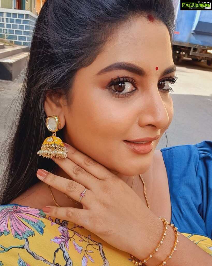 Pallavi Ramisetty Instagram - Meenakari jhumkas 💛 and simple and classic bangles @houseof_aabharnas Thankq tejaswi 😊 Check there page for more beautiful collection