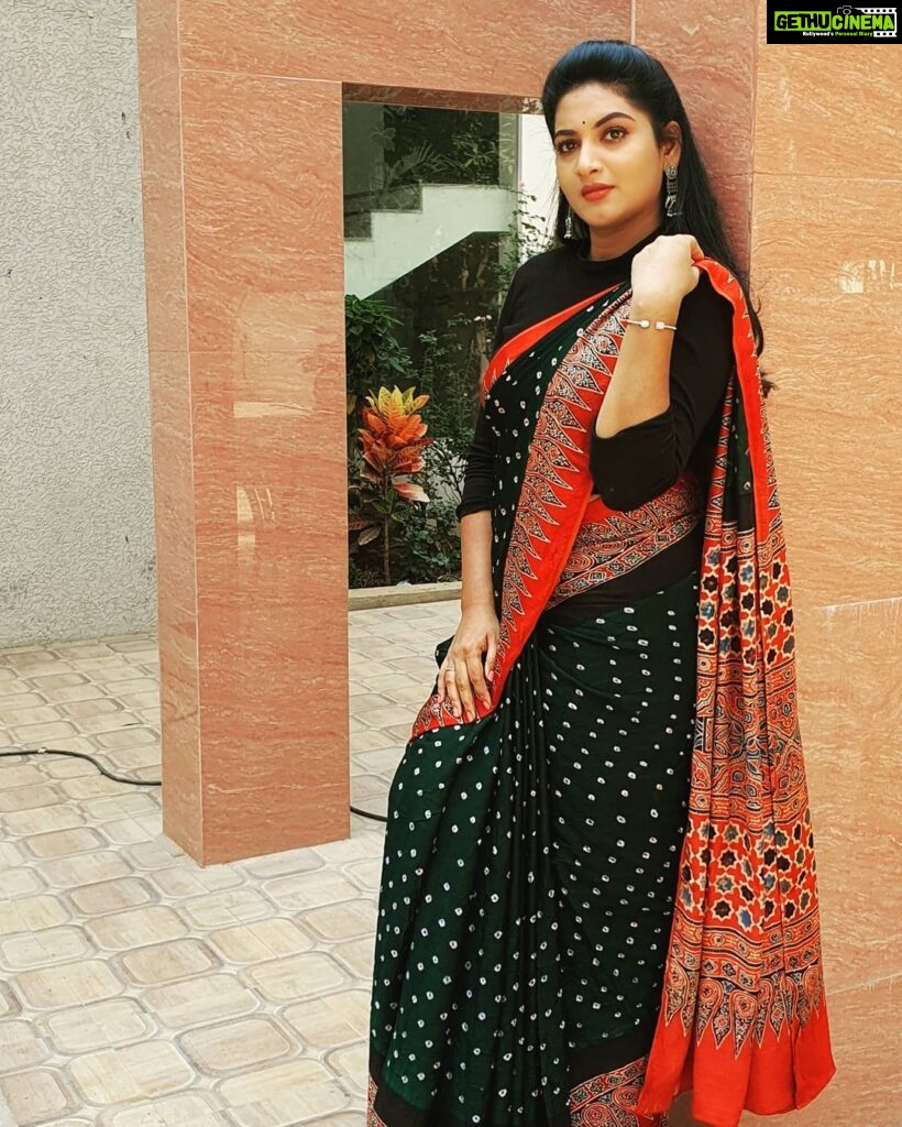 Pallavi Ramisetty Instagram - 𝕬𝖉𝖉 𝖌𝖑𝖆𝖒𝖔𝖚𝖗 𝖙𝖔 𝖞𝖔𝖚𝖗 𝖊𝖛𝖊𝖗𝖞𝖉𝖆𝖞 𝖑𝖎𝖋𝖊 𝖜𝖎𝖙𝖍 𝖆 𝖌𝖔𝖗𝖌𝖊𝖔𝖚𝖘 𝖘𝖆𝖗𝖊𝖊 @sivas_wardrobe #sareelove #everyday #sivaswardrobe #attarintikidaredi #pallaviramisettyofficial #saree #indianwear #instalove