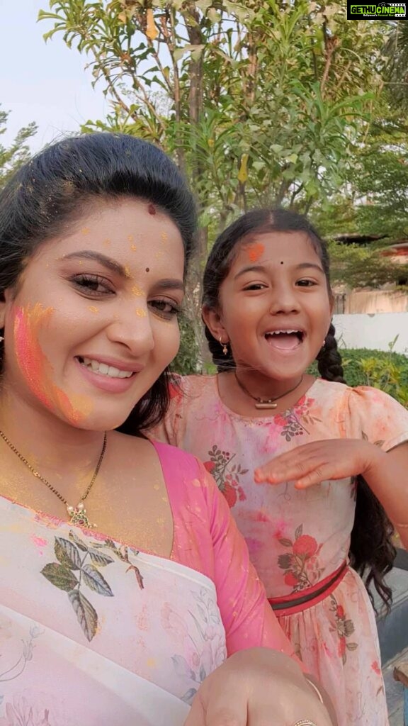 Pallavi Ramisetty Instagram - Happy holi to all my extended family Hope your life be like a rainbow filled with colours of love ,happiness and friendship 💕 @sahasradarpalli kuttiiii🤗 #throwback #papemajeevanajyothi