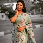 Pallavi Ramisetty Instagram - 𝔹𝕖𝕒𝕦𝕥𝕪 𝔸𝕥𝕥𝕣𝕒𝕔𝕥𝕤 𝕋𝕙𝕖 𝔼𝕪𝕖 𝔹𝕦𝕥 ℙ𝕖𝕣𝕤𝕠𝕟𝕒𝕝𝕚𝕥𝕪 ℂ𝕒𝕡𝕥𝕦𝕣𝕖𝕤 𝕋𝕙𝕖 ℍ𝕖𝕒𝕣𝕥 💚 #papemajeevanajyothi #startmaa #newserial #photoshoot #promo #ramojifilmcity #pallaviramisettyofficial #work #sareelove Ramoji Film City