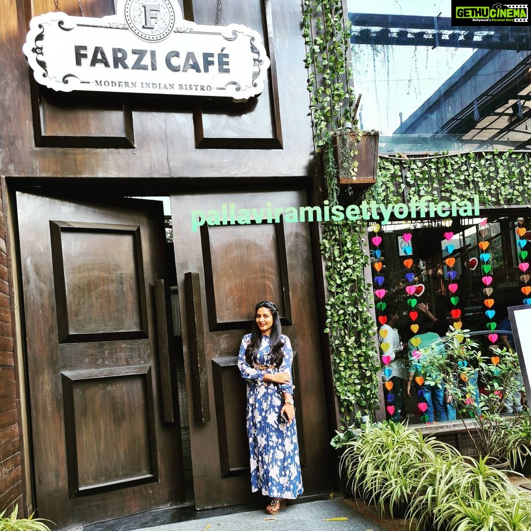 Pallavi Ramisetty Instagram - Late post! Valentine's day ❤ with @dileepkumar.1988 @bhawanashankarpramukh @narenpramukh11 #valentinesday #family#sister&brotherinlaw #dayout #farzicafe #misteryrooms #❤❤❤