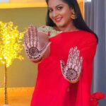 Pallavi Ramisetty Instagram - Mehandhi credits @sakkath_huduga 😀 Shootmode #attarintikidaredi #serial#mehandhiscenes