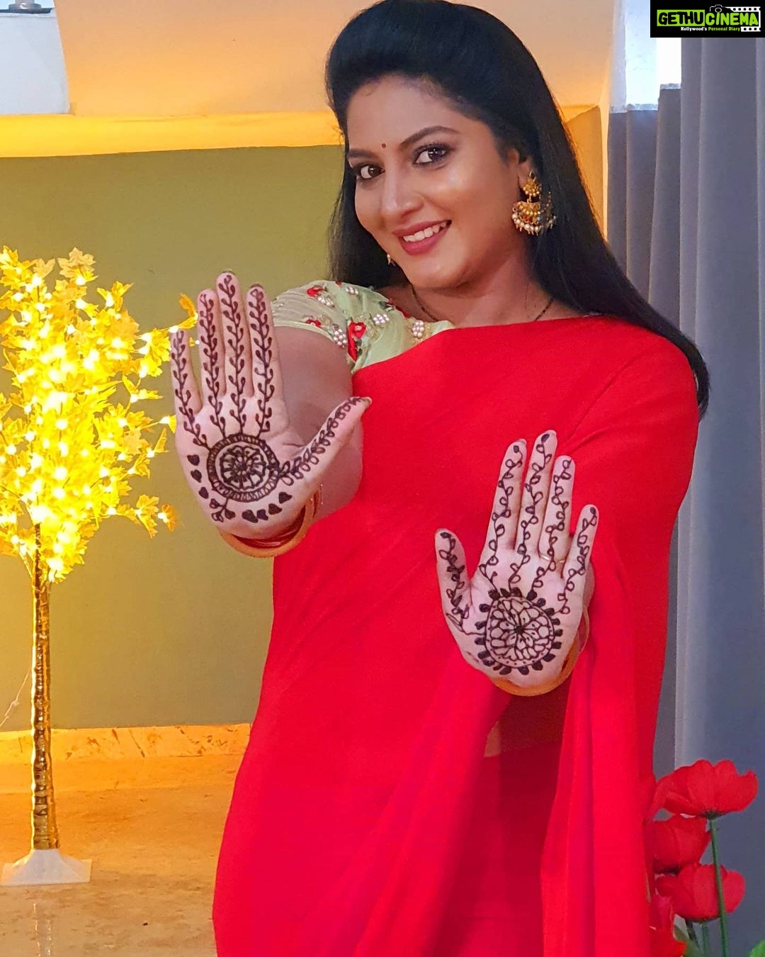 Pallavi Ramisetty Instagram - Mehandhi credits @sakkath_huduga 😀 Shootmode #attarintikidaredi #serial#mehandhiscenes