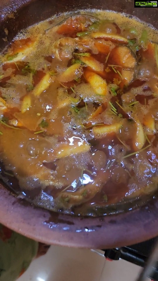 Pallavi Ramisetty Instagram - Amma chethi vanta 😋👌 #chepalapulusuandhrastyle #mangofishcurry #momscooking #delicious #food #lunch #pallaviramisettyofficial