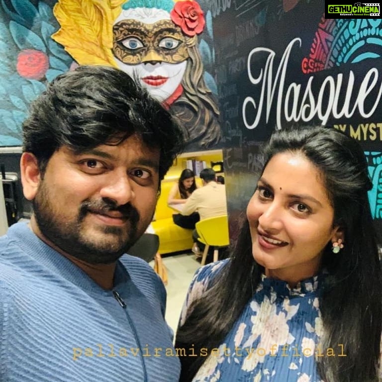 Pallavi Ramisetty Instagram - Late post! Valentine's day ❤ with @dileepkumar.1988 @bhawanashankarpramukh @narenpramukh11 #valentinesday #family#sister&brotherinlaw #dayout #farzicafe #misteryrooms #❤❤❤