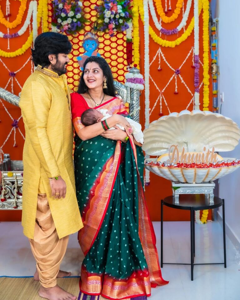Pallavi Ramisetty Instagram - Hello to my extended family 😊 We named our little baby boy 'DHUVITH' 👶⭐️ Need all your best wishes and blessings 📸 @verendar_photography Name revealing shell @firstcradle Saree @varnitha_collections #21stday #namingceremony #babyboy #pallaviramisettyofficial #dileepkumar