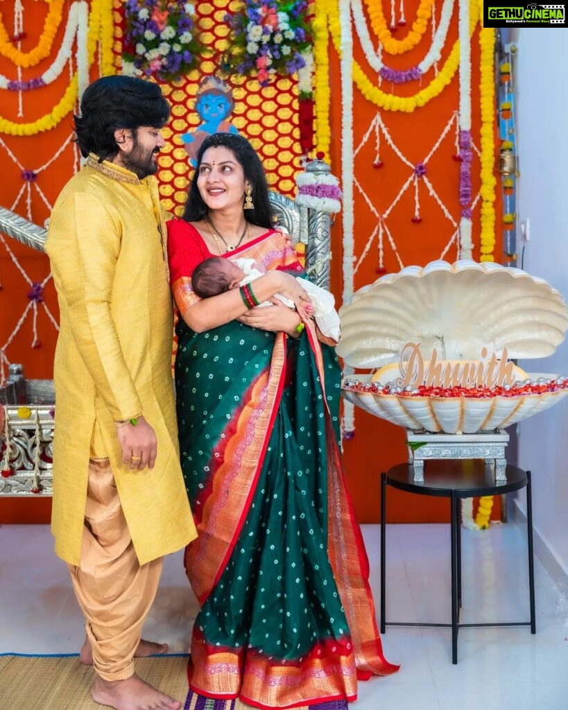 Pallavi Ramisetty Instagram - Hello to my extended family 😊 We named our little baby boy 'DHUVITH' 👶⭐ Need all your best wishes and blessings 📸 @verendar_photography Name revealing shell @firstcradle Saree @varnitha_collections #21stday #namingceremony #babyboy #pallaviramisettyofficial #dileepkumar