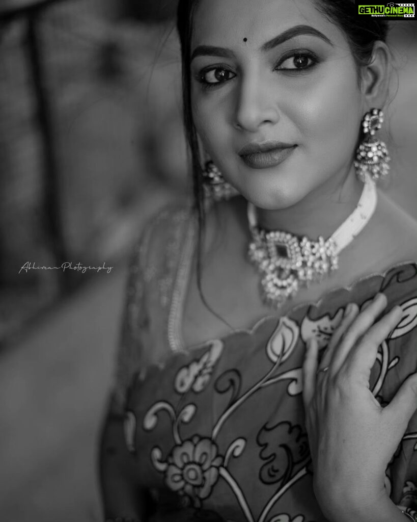 Pallavi Ramisetty Instagram - 🩶🖤 📸 @abhiman_photography MUA @sowmyamakeupartistryy Outfit @ethnicdesigners8 #happysunday #indianfashion #indianwear #photoshoot #makeup #pallaviramisetty