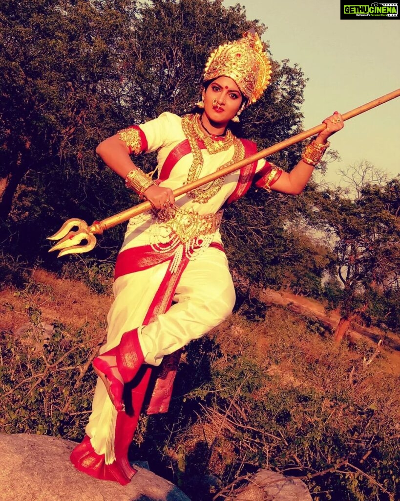 Pallavi Ramisetty Instagram - Throwback from the sets of "Adadhe Adharam" Blessed to be dressed up like godess 🙏🔱🕉 Memories🍃 #happysunday #jaimatadi #festivevibes #indianfestivals #dasara #navaratri #adadheadharam #pallaviramisettyofficialp