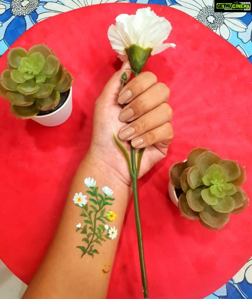 Pallavi Ramisetty Instagram - :-) painted on my hand 🌿🌼 Love doing painting when i feel bored . . . . . . . . . #painting #art #lovedoingpainting #hobby #flowers #geens #creative #dowhatyoulove #🍃 #pallaviramisettyofficial Home Sweet Home