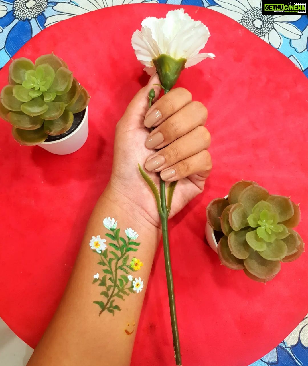 Pallavi Ramisetty Instagram - :-) painted on my hand πΏπΌ Love doing painting when i feel bored . . . . . . . . . #painting #art #lovedoingpainting #hobby #flowers #geens #creative #dowhatyoulove #π #pallaviramisettyofficial Home Sweet Home
