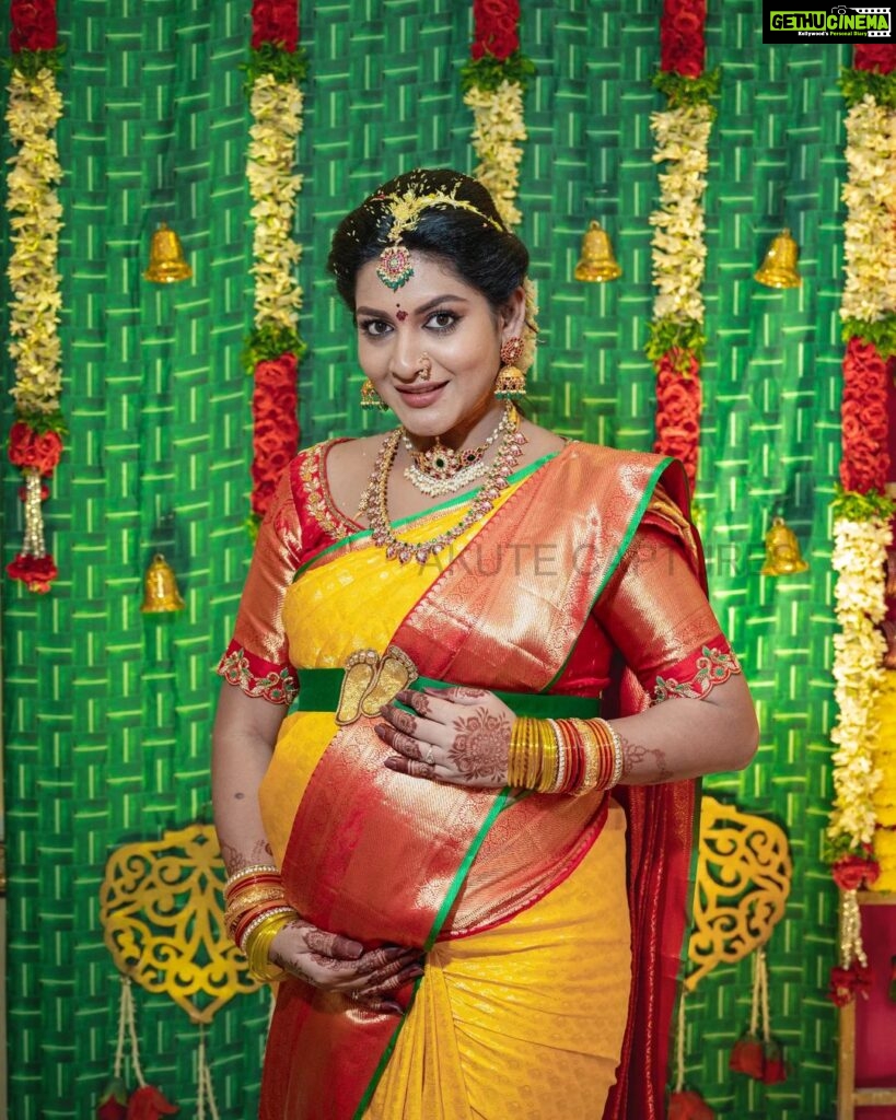 Pallavi Ramisetty Instagram - When u feel that first little kick, and hear a tiny heartbeat ❤ for the first time you suddenly understand what it means to love someone more than your own life 🤰 BABY COMMING SOON 🧿👶 Blouse designer @sivas_wardrobe Mehandi @aishwaryamehendi Jewellery @jewelleryforher3 Captured by @akute_captures #helloinstafamily #sreemanthamdairies #babyshower #pallaviramisettyofficial #goodnews #goodvibes #🙏🧿😊❤ #positivevibes Hyderabad