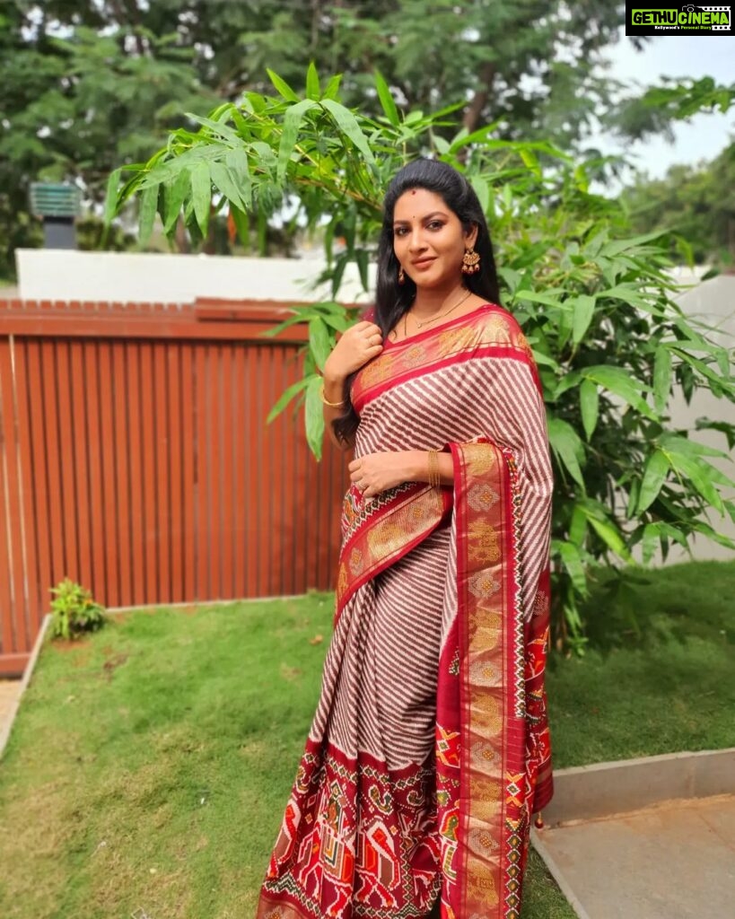 Pallavi Ramisetty Instagram - BE A GIRL WITH A MIND, A WOMEN WITH ATTITUDE, AND A LADY WITH CLASS 😊 Saree @nayakapada