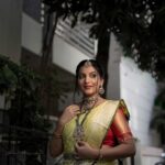 Pallavi Ramisetty Instagram - 🪶 MUA @sowmyamakeupartistryy 📸 @abhiman_photography Jewellery @jewelleryforher3 #bridalmakeup #photoshoot #pallaviramisetty #insta #traditionallook #indianwear