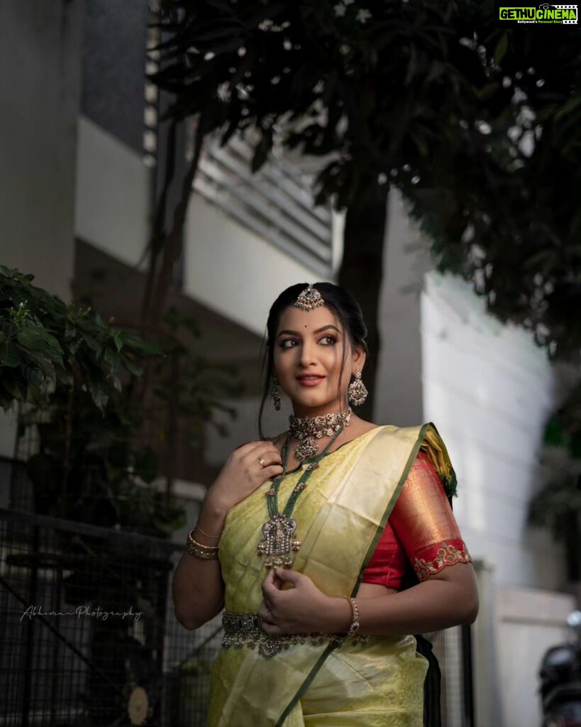 Pallavi Ramisetty Instagram - 🪶 MUA @sowmyamakeupartistryy 📸 @abhiman_photography Jewellery @jewelleryforher3 #bridalmakeup #photoshoot #pallaviramisetty #insta #traditionallook #indianwear