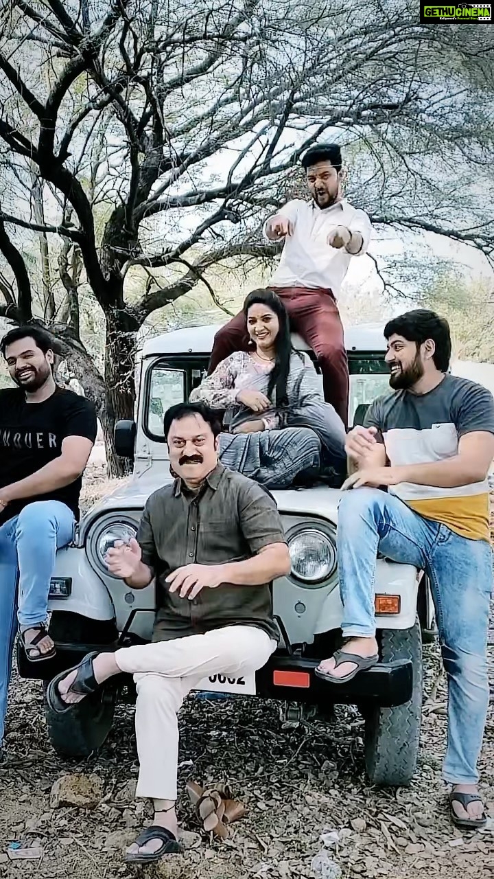 Pallavi Ramisetty Instagram - “ Going With #Trend With My Gang “ 😎 . . Inframe :- @iampramod_raaj @srinivasy20 @pallaviramisettyofficial @yourshravan @satwikchowdary_offl . . #attarintikidaredi #mukundh #krishnaveni #karthik #janardhanrao #siddharth #heyladydropitdown #trendingreels