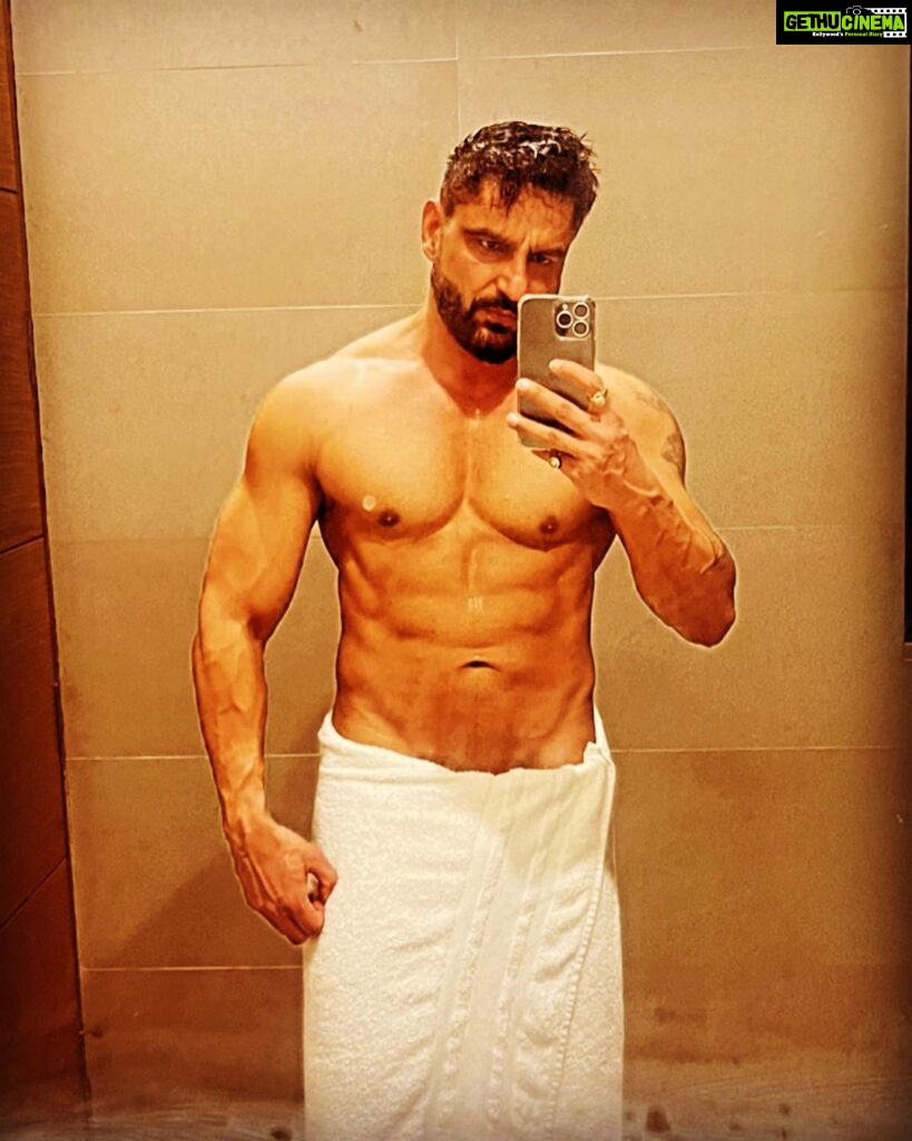 Parag Tyagi Instagram - Steaming & dreaming !!! #bathroom #selfie #love #mirror #bodybuilding #ﬁtness #motivation #myself #loveyourself