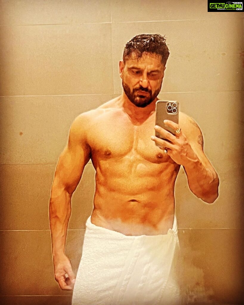 Parag Tyagi Instagram - Steaming & dreaming !!! #bathroom #selfie #love #mirror #bodybuilding #ﬁtness #motivation #myself #loveyourself