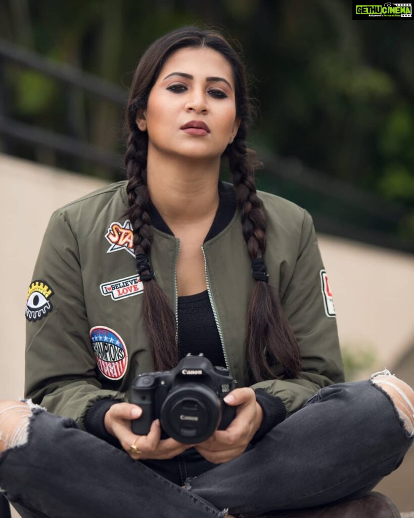 Parineeta Borthakur Instagram - While posing with the 📸 Pic credit goes to none other than @abyjitphoto Make up and hair- self #tuesdaymotivation #canon #picoftheday #jacket #plats #thoughts #indianactor #actorslife Mumbai, Maharashtra