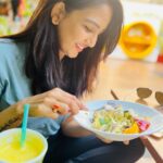 Pavani Reddy Instagram - My two favourite things in life 😃😃 #absolutelyme #tensionfree PC : the great @anu_anushachowdary one more absolutely free, jobless like me 😜