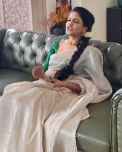 Pavani Reddy Instagram - So many questions, doubts, rumours, bitching, assumptions all around me@@ and I gooo achoooo…🤔😆😅😍😳🥺🙋🏻‍♀️🥰
#stopbitching #ignorenegativity #loveurself 
HMUA @anjusartistry