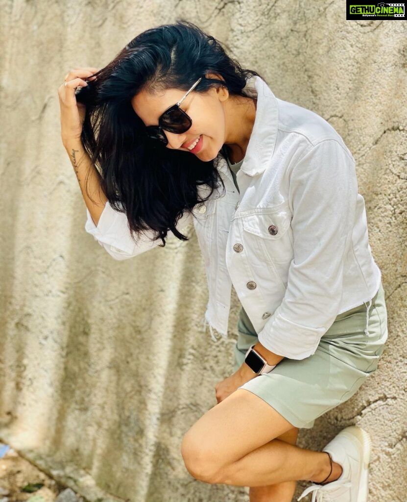 Pavani Reddy Instagram - Happiness Depends Upon Ourselves 🥰✌️ #being #happy #smile PC : @anu_anushachowdary ❤️