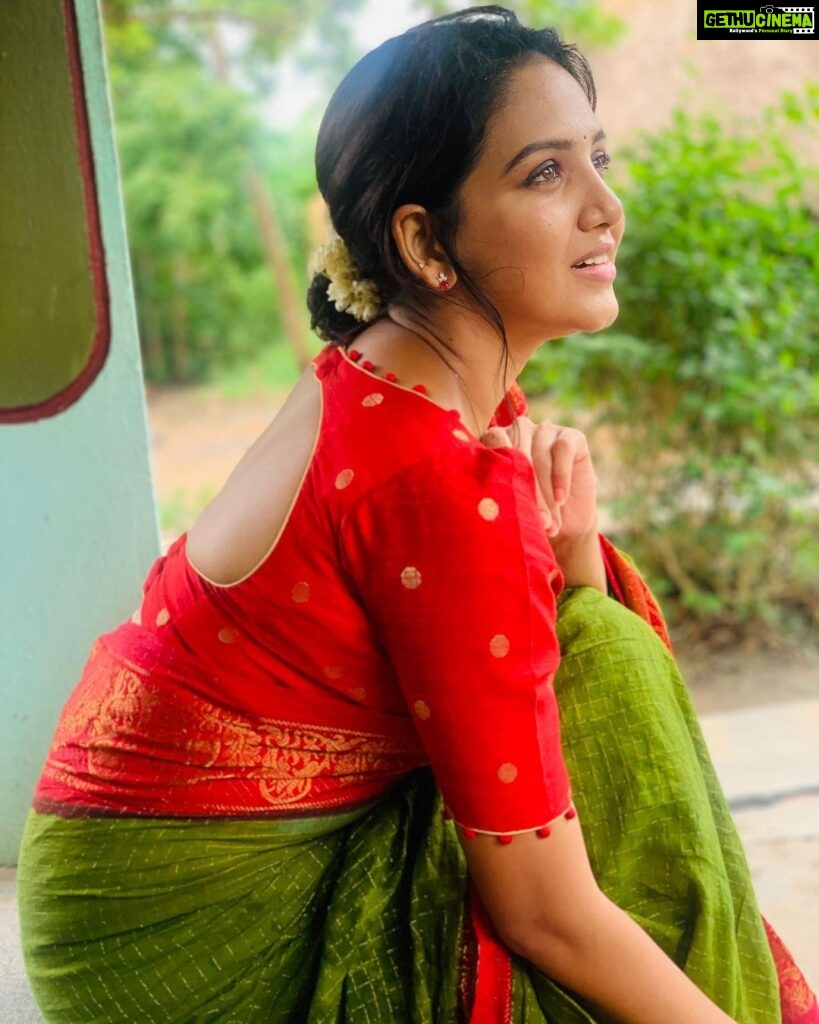 Pavani Reddy Instagram - I believe in being strong when everything seems to be going wrong 😎✌️ PC : @anu_anushachowdary 😎 Saree Courtesy: @zariculture #strong #believe #happy #me