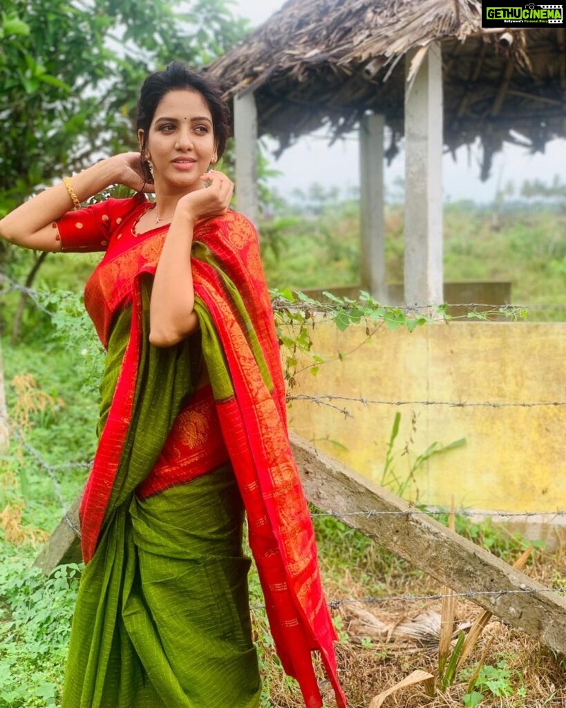 Pavani Reddy Instagram - ❤️❤️❤️ Beautiful saree by : @zariculture 🥰 PC : @anu_anushachowdary #beautiful #saree #nature #love #smile #traditional
