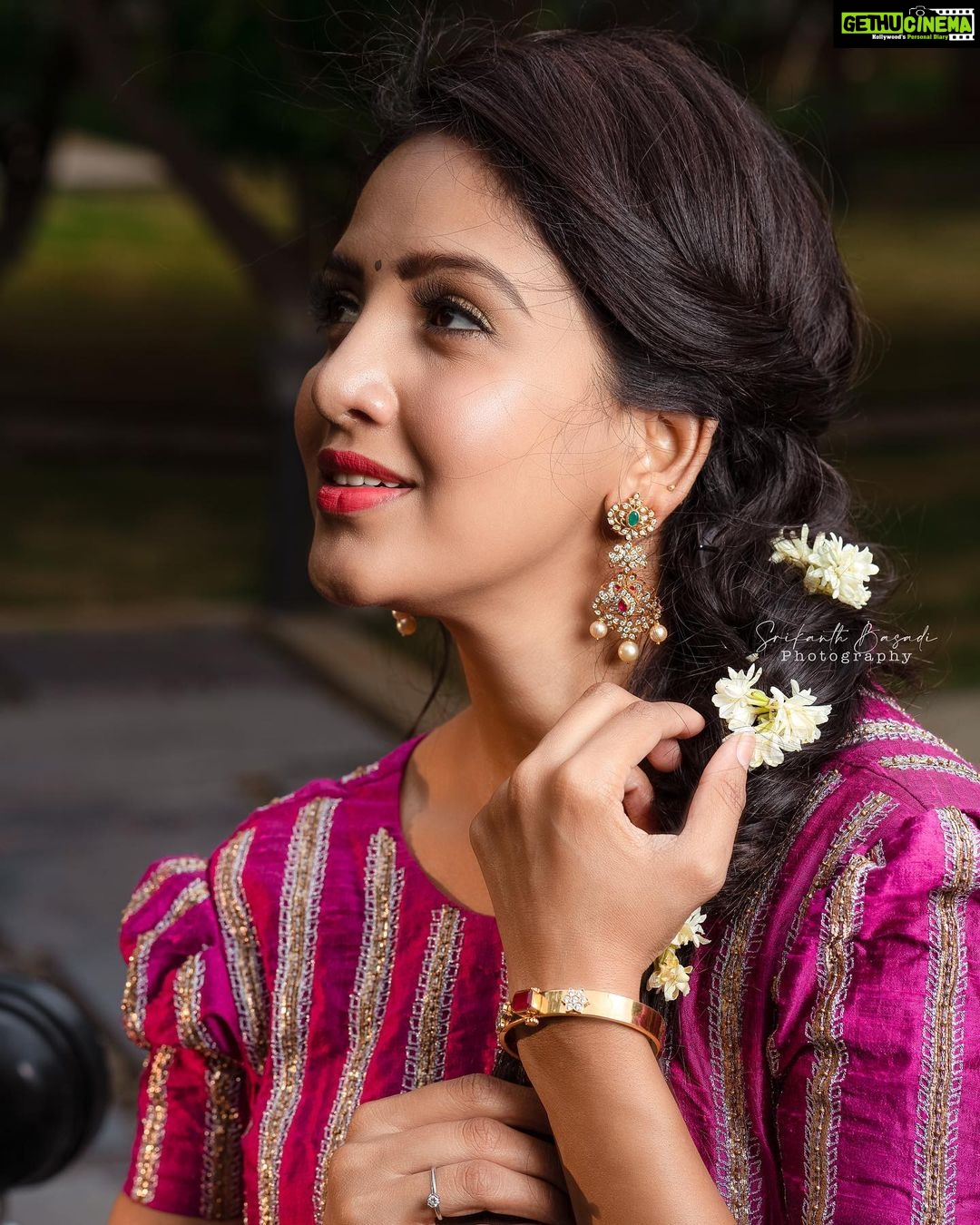 Pavani Reddy Instagram - Love For Traditional ❤️ PC : @visioneye_photography Jewellery : @ratnagarba_jewellers_siriisha 🤩 MUA : @poonamsbakshi 🤩 Hair : @chinnahair_stylist Dress Courtesy: @firstfragrance_designerstore Location: @mangowoodsserenity #photography #traditional #love #jewellery #designer #photoshoot #smile #fashion #picoftheday Umbrellastays