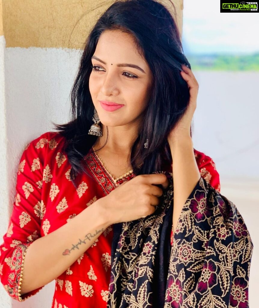 Pavani Reddy Instagram - I like things to be modern and still have a bit of tradition ❤️🥰 PC : @anu_anushachowdary 🥰 Dress courtesy: @anushashoppingzone #traditional #love #smile #happy #me